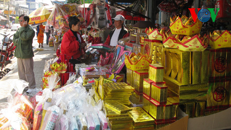 Vietnamesen ehren Küchengeister